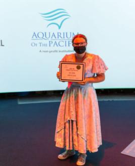 A photo of Darwin Melchiorre with her award.